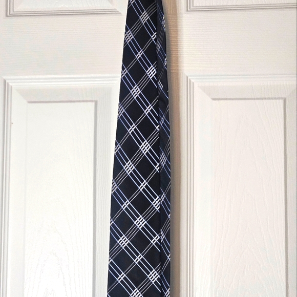 Michael Kors 100% Silk Tie. - Picture 2 of 13